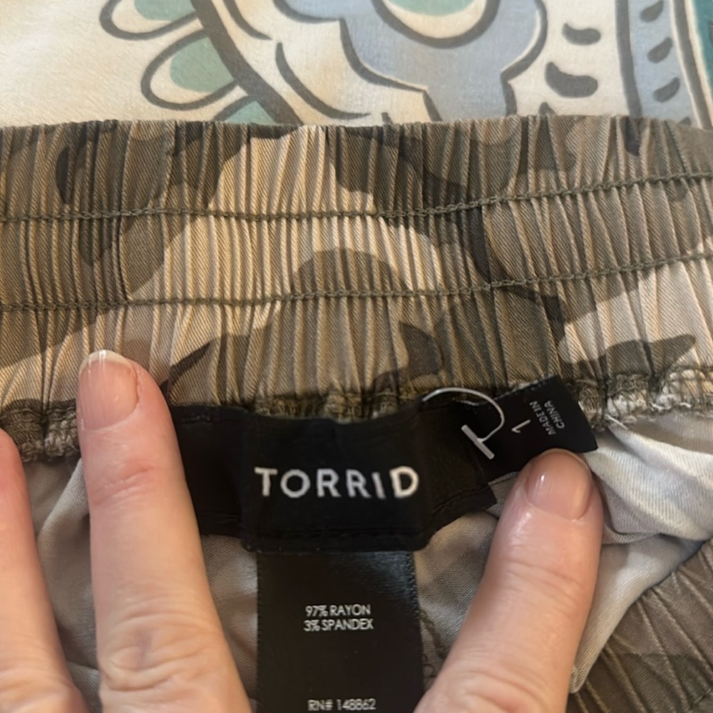 Torrid size 1 camo/cargo pants, gently used. - Picture 2 of 4